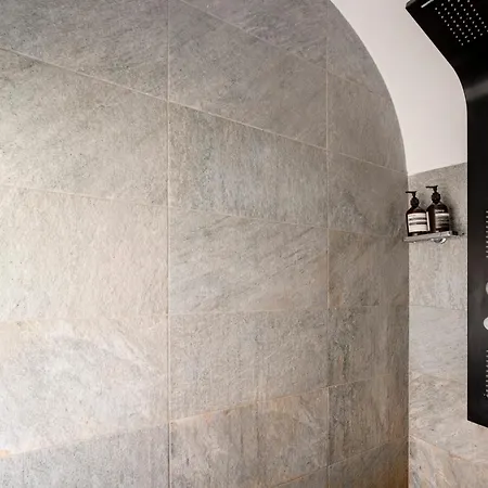 Dimora Delle Stelle - Design & Heritage Aparthotel Bari